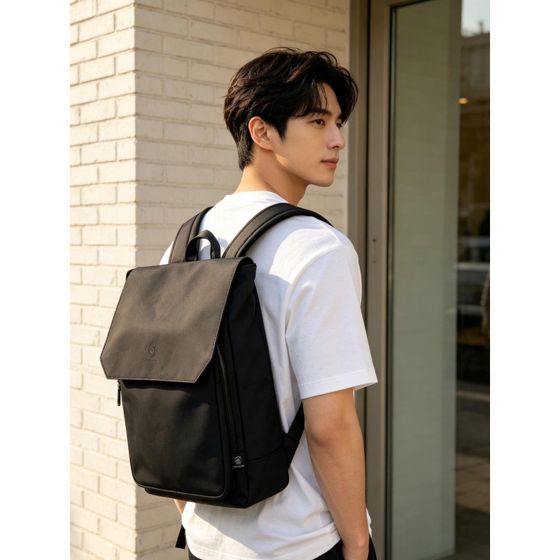 Leather Work Rucksack Mens - 高品質なフラップ付きPUレザー製ノートパソコン用バックパック。男性向け、カジュアルな旅行用リュック、ティーンエイジャー向けの通学用バックパック。防水仕様で、仕事にも使えるデイパック。