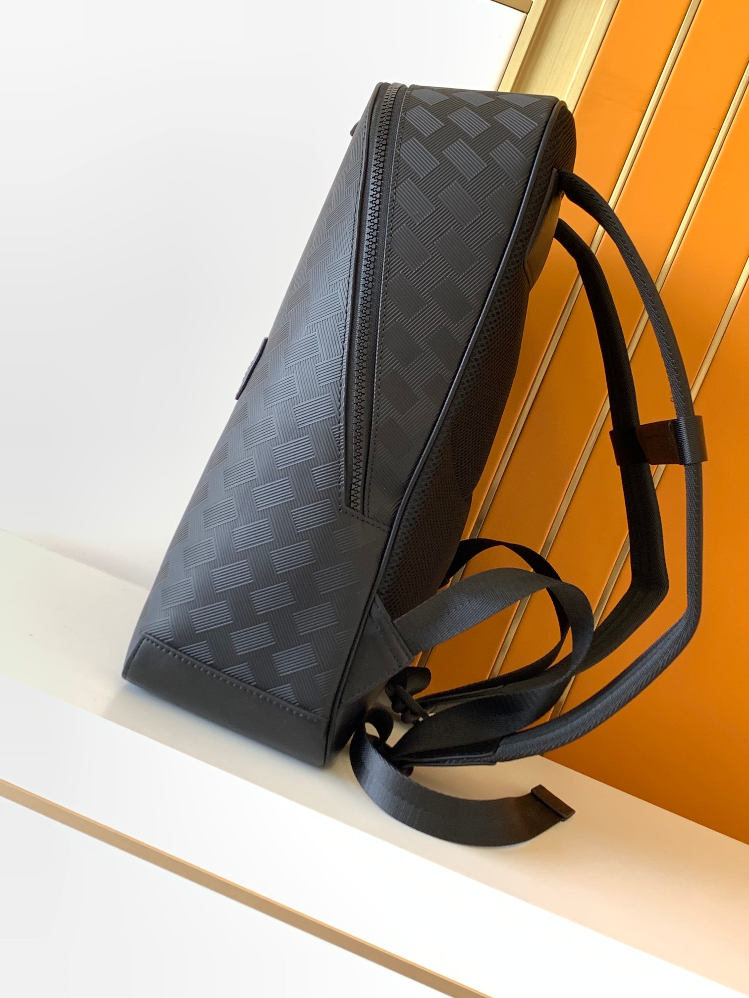 ミニマリストブラックエンボス加工バックパックメンズスタイリッ - Leather Work Rucksack Mens のレビューと価格