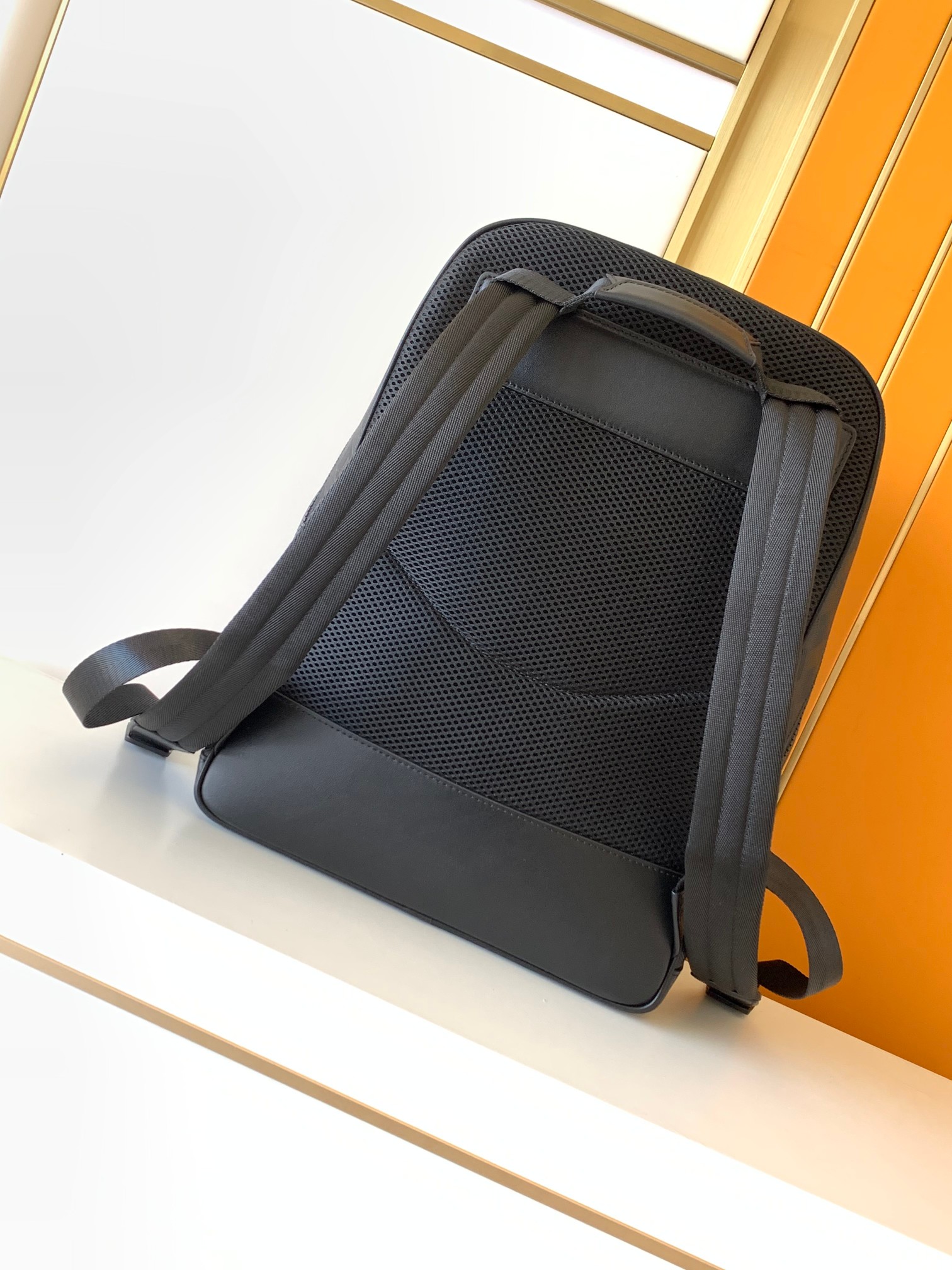 ミニマリストブラックエンボス加工バックパックメンズスタイリッ - Leather Work Rucksack Mens のレビューと価格